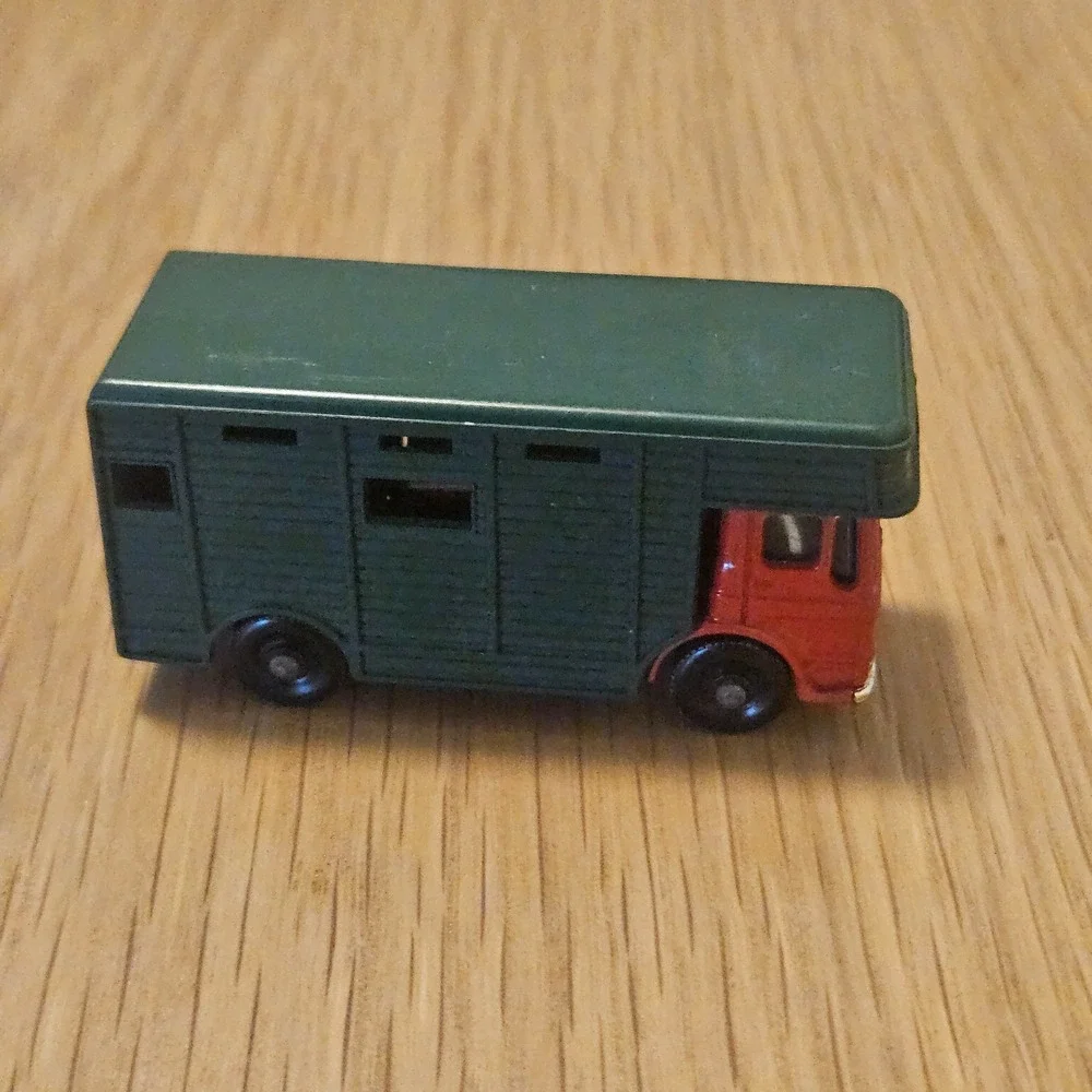 LESNEY MATCHBOX NO 17 Horse Box Truck no horses Green Red Vintage